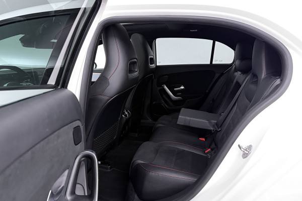 Mercedes-Benz A-Klasse 180 Business Solution AMG (PANORAMADAK, STOELVERWARMING, CAMERA, SFEERVERLICHTING, ELEKTR STOELEN, NAVI)
