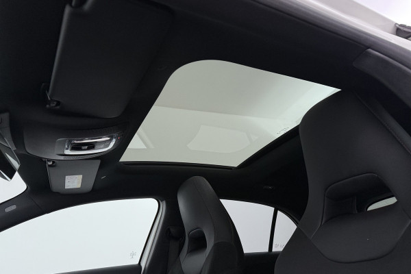 Mercedes-Benz A-Klasse 180 Business Solution AMG (PANORAMADAK, STOELVERWARMING, CAMERA, SFEERVERLICHTING, ELEKTR STOELEN, NAVI)