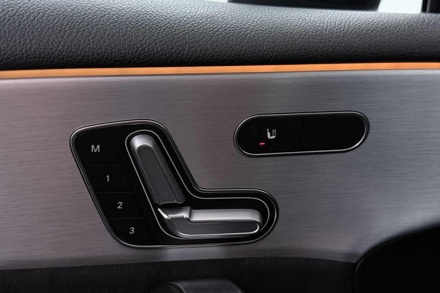Mercedes-Benz A-Klasse 180 Business Solution AMG (PANORAMADAK, STOELVERWARMING, CAMERA, SFEERVERLICHTING, ELEKTR STOELEN, NAVI)