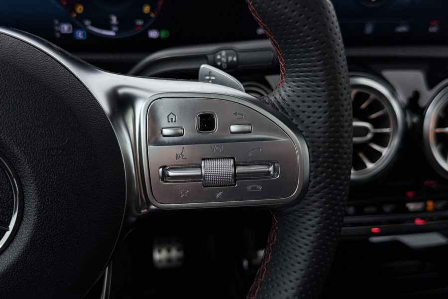 Mercedes-Benz A-Klasse 180 Business Solution AMG (PANORAMADAK, STOELVERWARMING, CAMERA, SFEERVERLICHTING, ELEKTR STOELEN, NAVI)