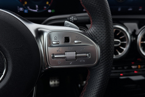 Mercedes-Benz A-Klasse 180 Business Solution AMG (PANORAMADAK, STOELVERWARMING, CAMERA, SFEERVERLICHTING, ELEKTR STOELEN, NAVI)