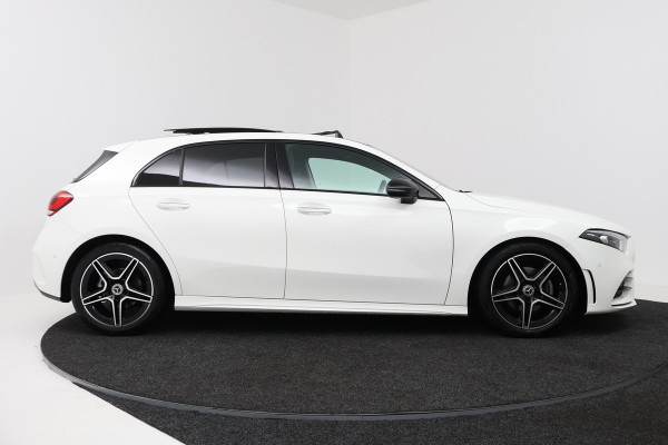 Mercedes-Benz A-Klasse 180 Business Solution AMG (PANORAMADAK, STOELVERWARMING, CAMERA, SFEERVERLICHTING, ELEKTR STOELEN, NAVI)