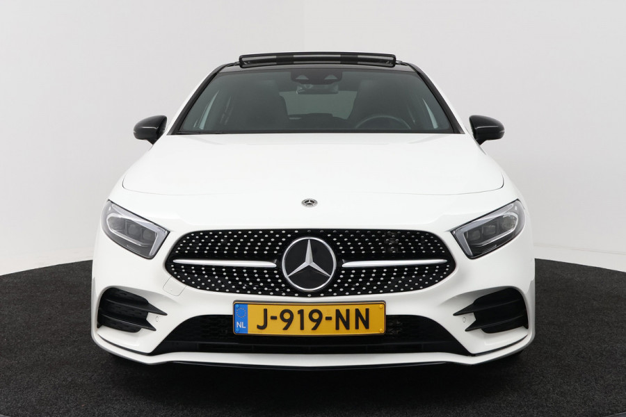 Mercedes-Benz A-Klasse 180 Business Solution AMG (PANORAMADAK, STOELVERWARMING, CAMERA, SFEERVERLICHTING, ELEKTR STOELEN, NAVI)