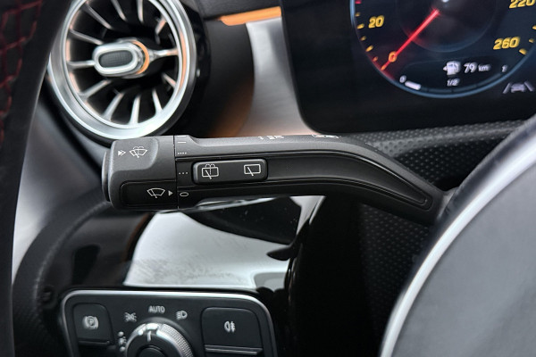 Mercedes-Benz A-Klasse 180 Business Solution AMG (PANORAMADAK, STOELVERWARMING, CAMERA, SFEERVERLICHTING, ELEKTR STOELEN, NAVI)