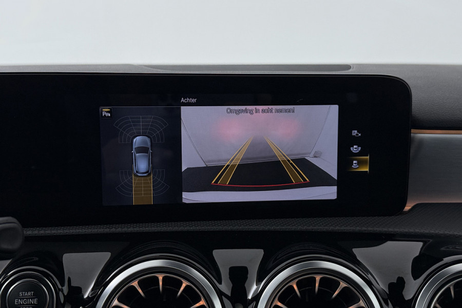 Mercedes-Benz A-Klasse 180 Business Solution AMG (PANORAMADAK, STOELVERWARMING, CAMERA, SFEERVERLICHTING, ELEKTR STOELEN, NAVI)