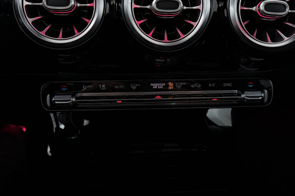 Mercedes-Benz A-Klasse 180 Business Solution AMG (PANORAMADAK, STOELVERWARMING, CAMERA, SFEERVERLICHTING, ELEKTR STOELEN, NAVI)