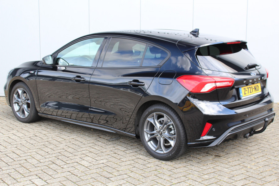 Ford Focus 1.0-125pk EcoBoost ST-Line AUTOMAAT ! Gun u het gemak, comfort en plezier van een automaat ! Autm. airco, stoel-, stuur- en voorraamverw., all season banden, camera, LED verlichting, navigatie, telefoonvoorb., trekhaak etc.