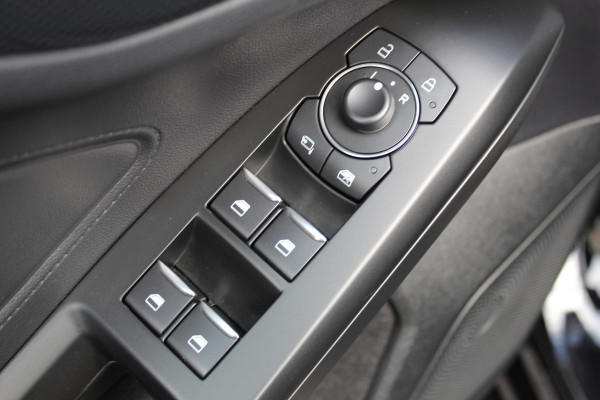 Ford Focus 1.0-125pk EcoBoost ST-Line AUTOMAAT ! Gun u het gemak, comfort en plezier van een automaat ! Autm. airco, stoel-, stuur- en voorraamverw., all season banden, camera, LED verlichting, navigatie, telefoonvoorb., trekhaak etc.