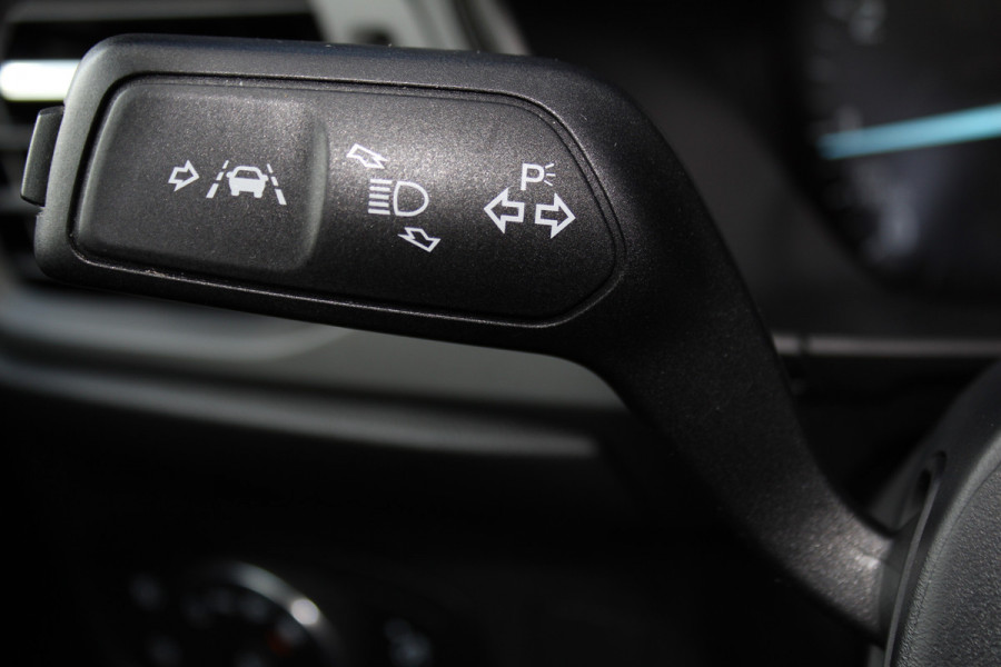 Ford Focus 1.0-125pk EcoBoost ST-Line AUTOMAAT ! Gun u het gemak, comfort en plezier van een automaat ! Autm. airco, stoel-, stuur- en voorraamverw., all season banden, camera, LED verlichting, navigatie, telefoonvoorb., trekhaak etc.
