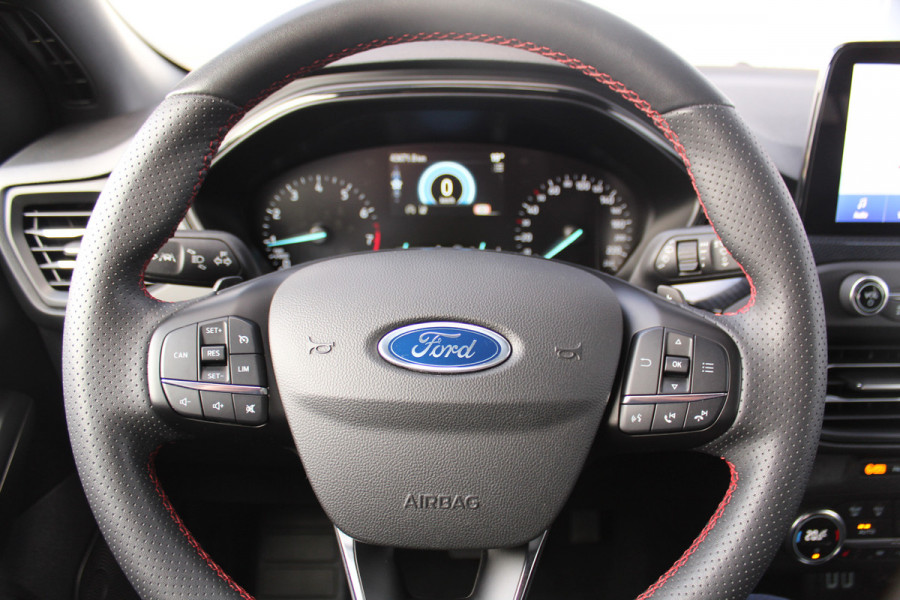 Ford Focus 1.0-125pk EcoBoost ST-Line AUTOMAAT ! Gun u het gemak, comfort en plezier van een automaat ! Autm. airco, stoel-, stuur- en voorraamverw., all season banden, camera, LED verlichting, navigatie, telefoonvoorb., trekhaak etc.