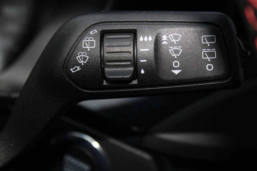 Ford Focus 1.0-125pk EcoBoost ST-Line AUTOMAAT ! Gun u het gemak, comfort en plezier van een automaat ! Autm. airco, stoel-, stuur- en voorraamverw., all season banden, camera, LED verlichting, navigatie, telefoonvoorb., trekhaak etc.