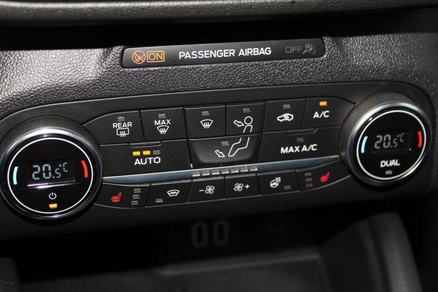 Ford Focus 1.0-125pk EcoBoost ST-Line AUTOMAAT ! Gun u het gemak, comfort en plezier van een automaat ! Autm. airco, stoel-, stuur- en voorraamverw., all season banden, camera, LED verlichting, navigatie, telefoonvoorb., trekhaak etc.