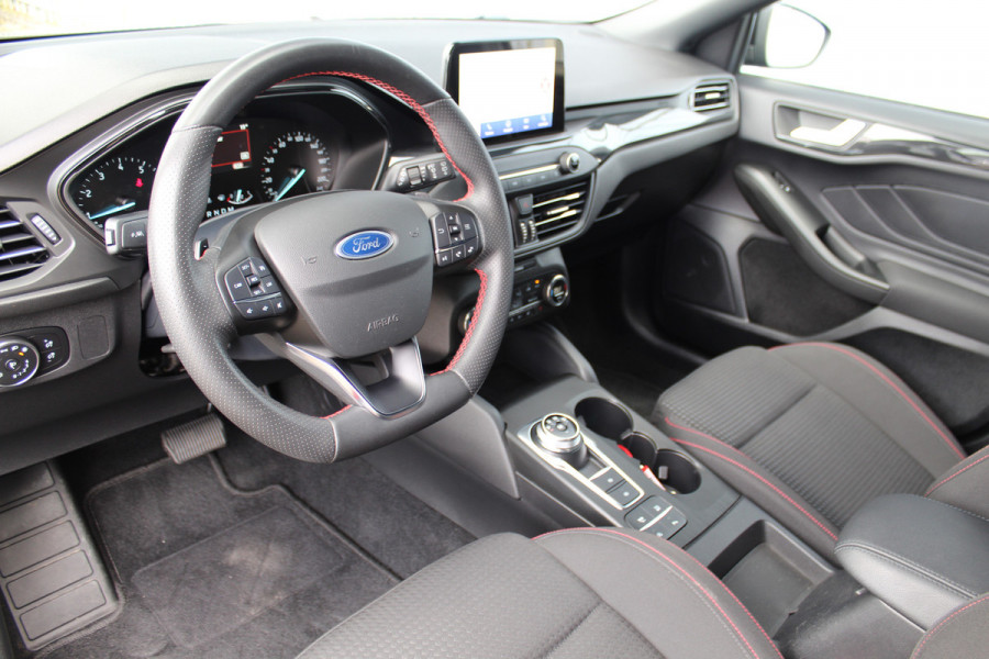 Ford Focus 1.0-125pk EcoBoost ST-Line AUTOMAAT ! Gun u het gemak, comfort en plezier van een automaat ! Autm. airco, stoel-, stuur- en voorraamverw., all season banden, camera, LED verlichting, navigatie, telefoonvoorb., trekhaak etc.