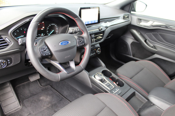 Ford Focus 1.0-125pk EcoBoost ST-Line AUTOMAAT ! Gun u het gemak, comfort en plezier van een automaat ! Autm. airco, stoel-, stuur- en voorraamverw., all season banden, camera, LED verlichting, navigatie, telefoonvoorb., trekhaak etc.