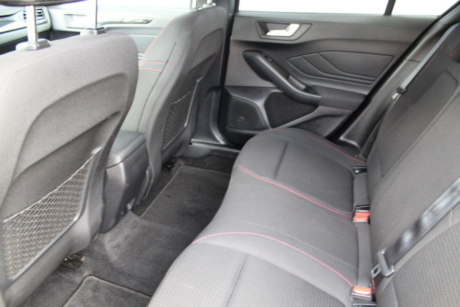 Ford Focus 1.0-125pk EcoBoost ST-Line AUTOMAAT ! Gun u het gemak, comfort en plezier van een automaat ! Autm. airco, stoel-, stuur- en voorraamverw., all season banden, camera, LED verlichting, navigatie, telefoonvoorb., trekhaak etc.