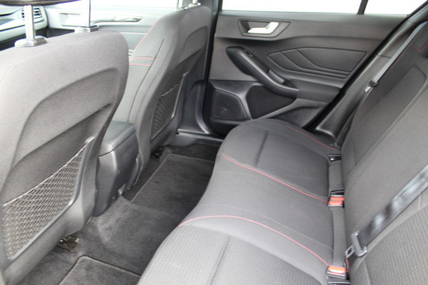 Ford Focus 1.0-125pk EcoBoost ST-Line AUTOMAAT ! Gun u het gemak, comfort en plezier van een automaat ! Autm. airco, stoel-, stuur- en voorraamverw., all season banden, camera, LED verlichting, navigatie, telefoonvoorb., trekhaak etc.