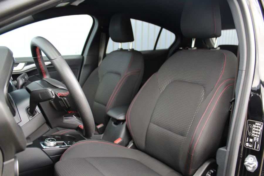 Ford Focus 1.0-125pk EcoBoost ST-Line AUTOMAAT ! Gun u het gemak, comfort en plezier van een automaat ! Autm. airco, stoel-, stuur- en voorraamverw., all season banden, camera, LED verlichting, navigatie, telefoonvoorb., trekhaak etc.