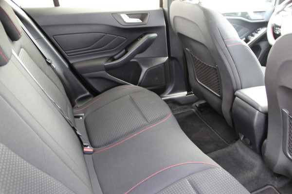 Ford Focus 1.0-125pk EcoBoost ST-Line AUTOMAAT ! Gun u het gemak, comfort en plezier van een automaat ! Autm. airco, stoel-, stuur- en voorraamverw., all season banden, camera, LED verlichting, navigatie, telefoonvoorb., trekhaak etc.