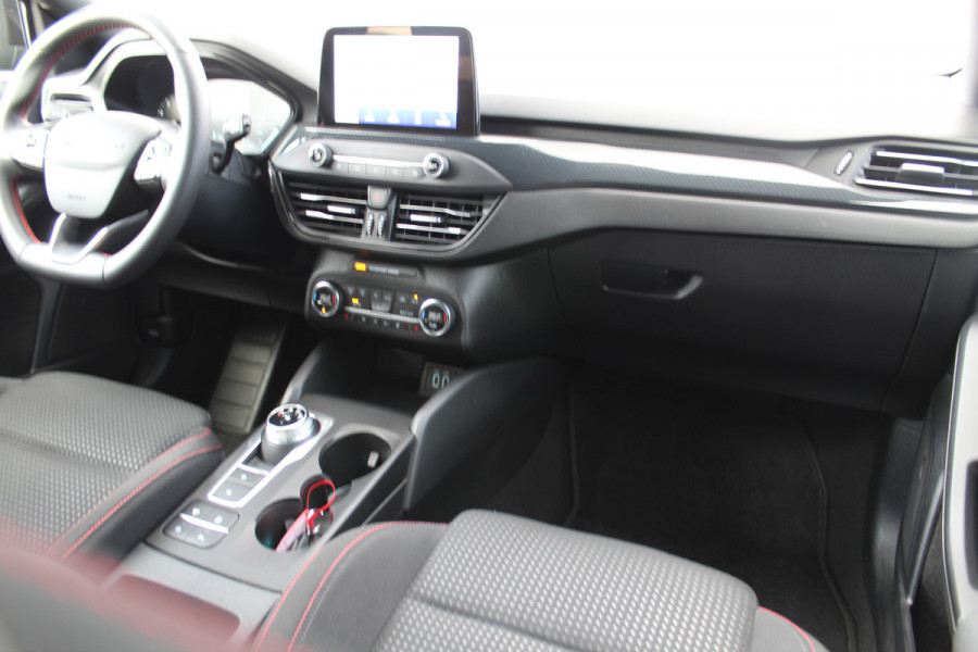 Ford Focus 1.0-125pk EcoBoost ST-Line AUTOMAAT ! Gun u het gemak, comfort en plezier van een automaat ! Autm. airco, stoel-, stuur- en voorraamverw., all season banden, camera, LED verlichting, navigatie, telefoonvoorb., trekhaak etc.