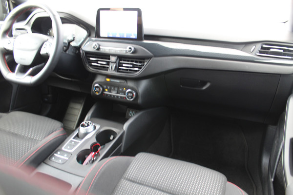 Ford Focus 1.0-125pk EcoBoost ST-Line AUTOMAAT ! Gun u het gemak, comfort en plezier van een automaat ! Autm. airco, stoel-, stuur- en voorraamverw., all season banden, camera, LED verlichting, navigatie, telefoonvoorb., trekhaak etc.