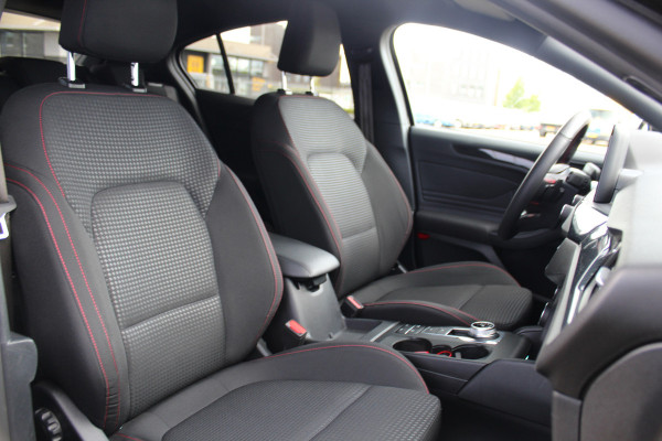 Ford Focus 1.0-125pk EcoBoost ST-Line AUTOMAAT ! Gun u het gemak, comfort en plezier van een automaat ! Autm. airco, stoel-, stuur- en voorraamverw., all season banden, camera, LED verlichting, navigatie, telefoonvoorb., trekhaak etc.