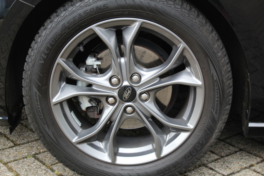 Ford Focus 1.0-125pk EcoBoost ST-Line AUTOMAAT ! Gun u het gemak, comfort en plezier van een automaat ! Autm. airco, stoel-, stuur- en voorraamverw., all season banden, camera, LED verlichting, navigatie, telefoonvoorb., trekhaak etc.