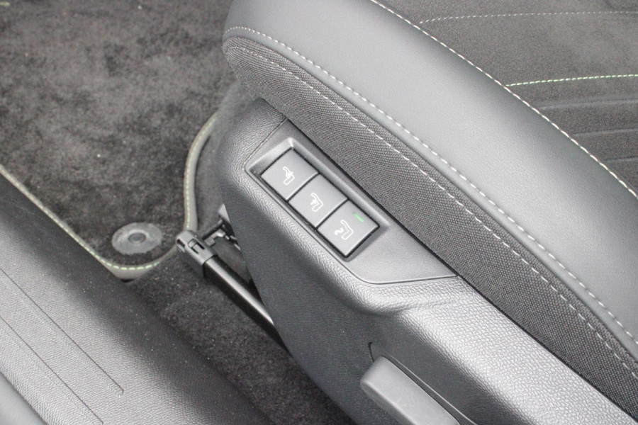 Peugeot 208 1.2 Hybrid 145PK AUTOMAAT GT PACK | ELEKTRISCH BEDIENBARE BESTUURDERSSTOEL MET MASSAGE FUNCTIE | ALCANTARA BEKLEDING | STOEL VERWARMING | CRUISE CONTROL | DAB+ RADIO | APPLE CARPLAY/ANDROID AUTO | FULL LED KOPLAMPEN | KEYLESS ENTRY/START | 17" LICHTMETALEN VELGEN | CLIMATE CONTROL |