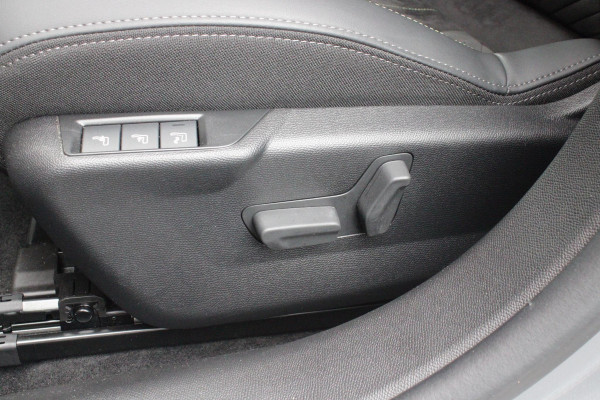 Peugeot 208 1.2 Hybrid 145PK AUTOMAAT GT PACK | ELEKTRISCH BEDIENBARE BESTUURDERSSTOEL MET MASSAGE FUNCTIE | ALCANTARA BEKLEDING | STOEL VERWARMING | CRUISE CONTROL | DAB+ RADIO | APPLE CARPLAY/ANDROID AUTO | FULL LED KOPLAMPEN | KEYLESS ENTRY/START | 17" LICHTMETALEN VELGEN | CLIMATE CONTROL |
