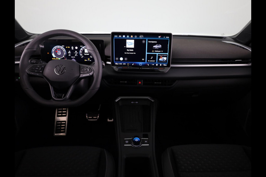 Volkswagen T-Roc R-Line First Edition 1.5 eTSI 110 kW / 150 PK SUV Panoramadak | Stoelverwarming | Achteruitrijcamera