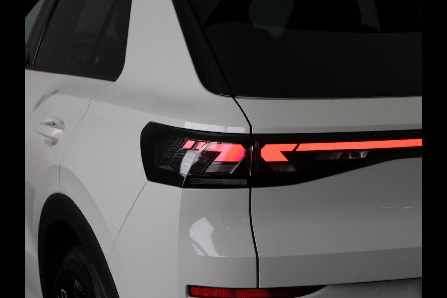 Volkswagen T-Roc R-Line First Edition 1.5 eTSI 110 kW / 150 PK SUV Panoramadak | Stoelverwarming | Achteruitrijcamera