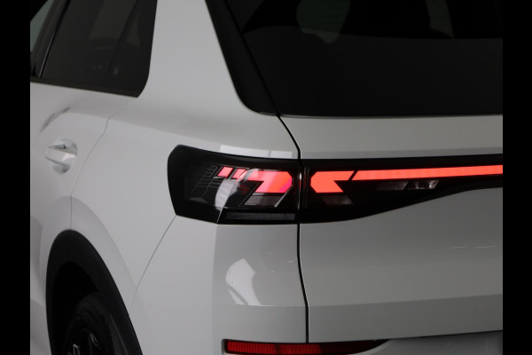 Volkswagen T-Roc R-Line First Edition 1.5 eTSI 110 kW / 150 PK SUV Panoramadak | Stoelverwarming | Achteruitrijcamera