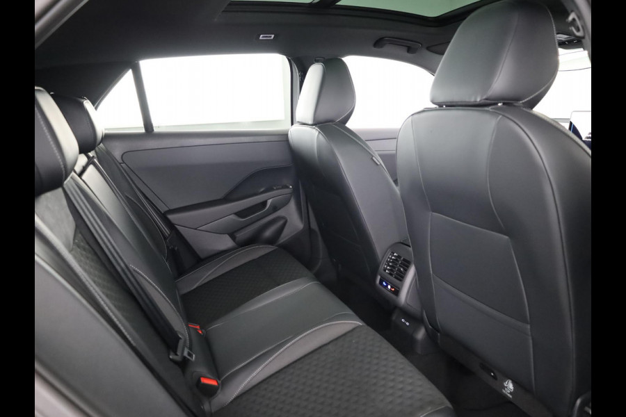 Volkswagen T-Roc R-Line First Edition 1.5 eTSI 110 kW / 150 PK SUV Panoramadak | Stoelverwarming | Achteruitrijcamera