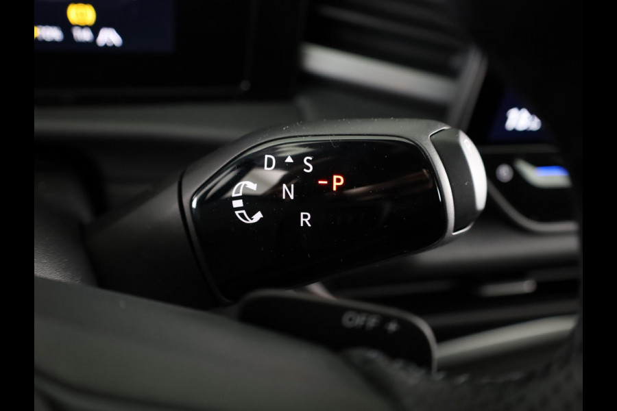 Volkswagen T-Roc R-Line First Edition 1.5 eTSI 110 kW / 150 PK SUV Panoramadak | Stoelverwarming | Achteruitrijcamera