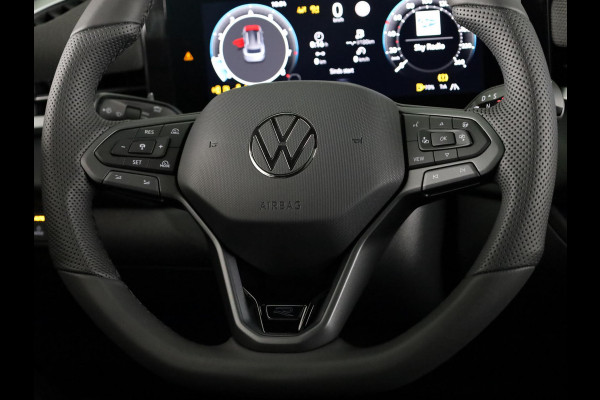 Volkswagen T-Roc R-Line First Edition 1.5 eTSI 110 kW / 150 PK SUV Panoramadak | Stoelverwarming | Achteruitrijcamera