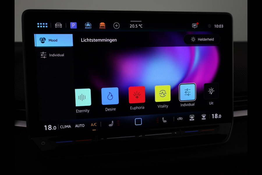 Volkswagen T-Roc R-Line First Edition 1.5 eTSI 110 kW / 150 PK SUV Panoramadak | Stoelverwarming | Achteruitrijcamera