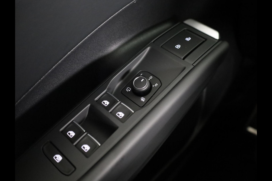 Volkswagen T-Roc R-Line First Edition 1.5 eTSI 110 kW / 150 PK SUV Panoramadak | Stoelverwarming | Achteruitrijcamera