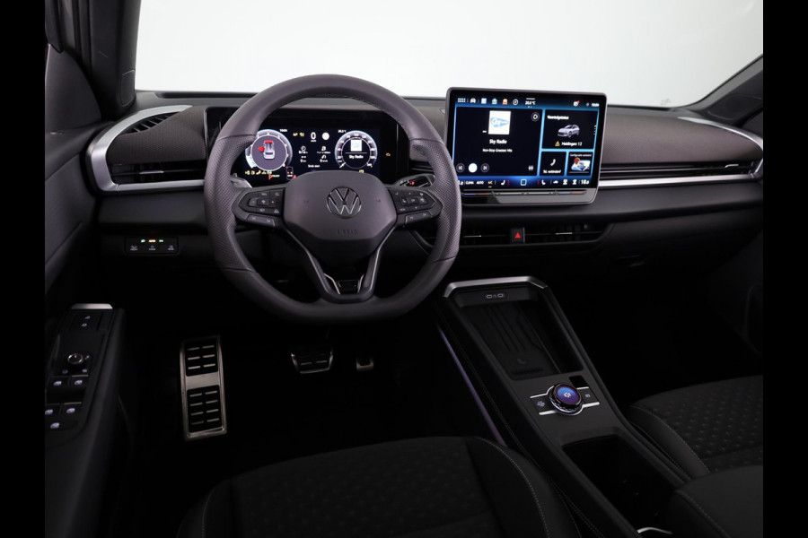 Volkswagen T-Roc R-Line First Edition 1.5 eTSI 110 kW / 150 PK SUV Panoramadak | Stoelverwarming | Achteruitrijcamera