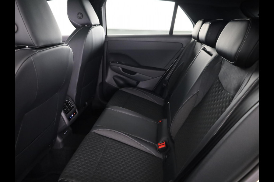 Volkswagen T-Roc R-Line First Edition 1.5 eTSI 110 kW / 150 PK SUV Panoramadak | Stoelverwarming | Achteruitrijcamera