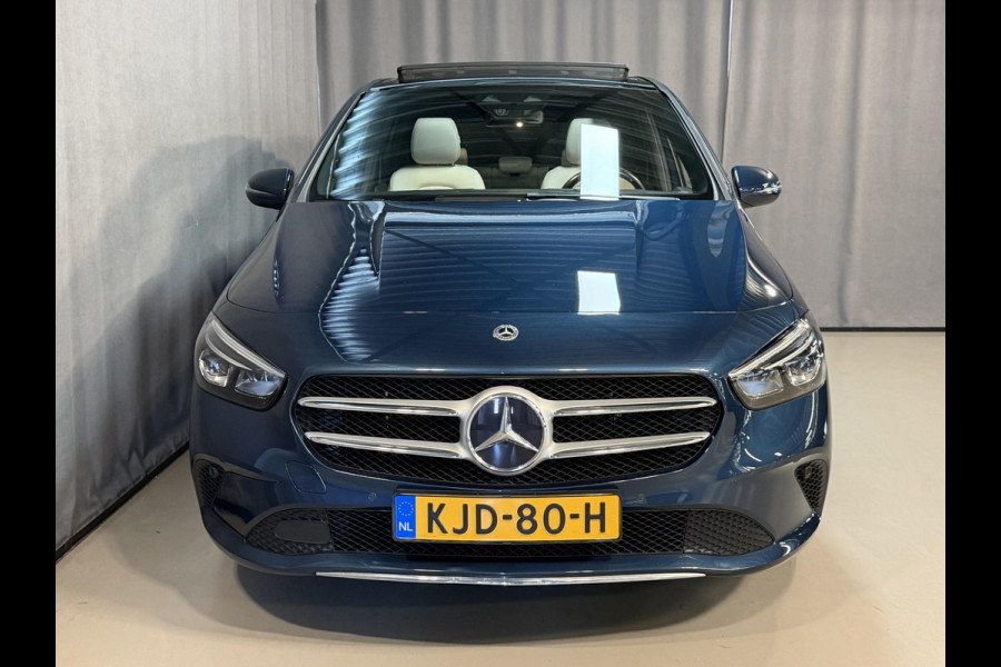 Mercedes-Benz B-Klasse 250 e 17"/Panoramadak/Trekhaak/Head-up/Dodehoek/Adaptieve cruise/Camera/Stoelverwarming/Sfeerverlichting/Apple Carplay & Android Auto