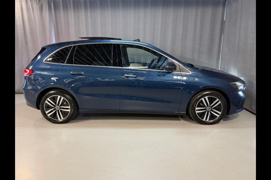 Mercedes-Benz B-Klasse 250 e 17"/Panoramadak/Trekhaak/Head-up/Dodehoek/Adaptieve cruise/Camera/Stoelverwarming/Sfeerverlichting/Apple Carplay & Android Auto