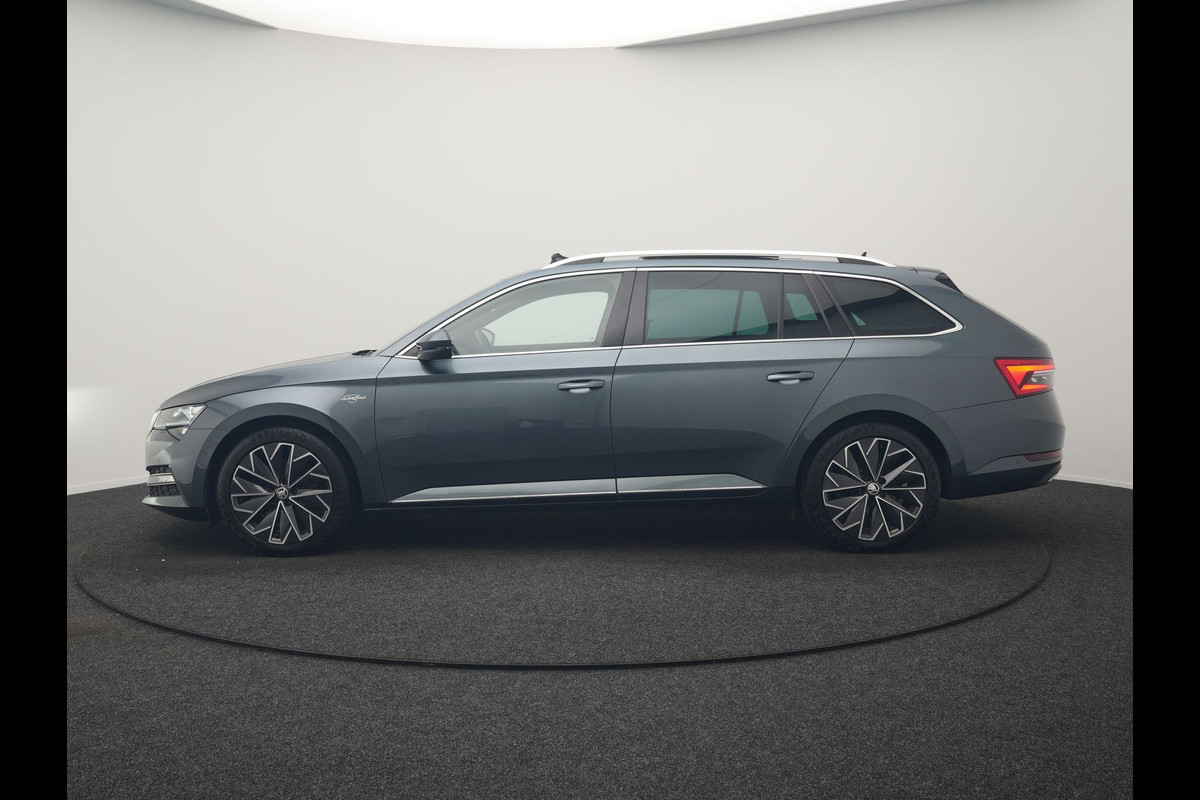 Škoda Superb Combi 1.4 TSI iV Laurin & Klement PHEV 218pk Dealer O.H. | Trekhaak Af Fabriek | Panodak | Adaptive Cruise | 360 Camera | Canton Audio | Lederen Comfortzetels Massage & Ventilatie & Memory | Sfeerverlichting | Keyless | Blis | Stuur Verwarmd | Plug In Hybrid |