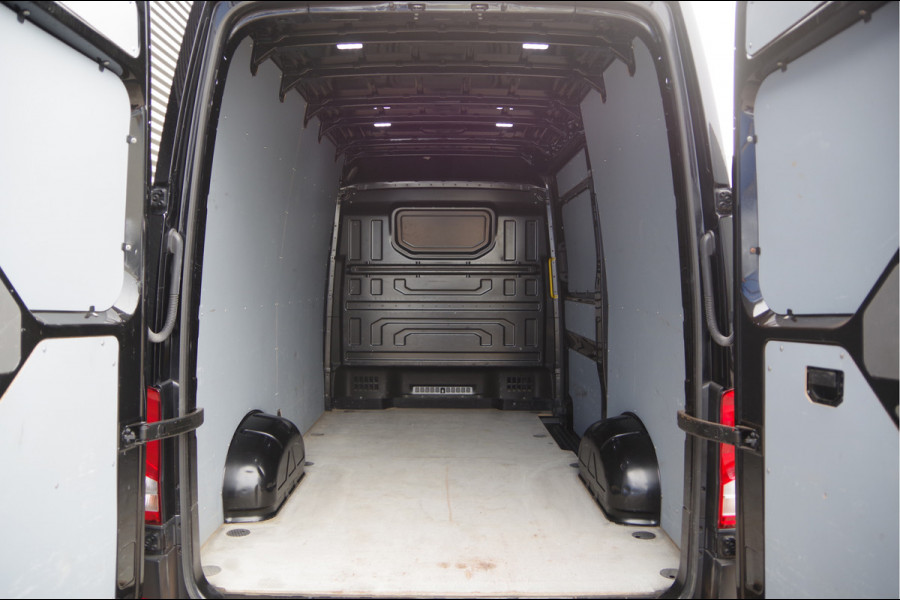 Volkswagen Crafter 35 2.0 TDI L3H3(L2H2) 3-ZITS, 177PK AUT. LED, TREKHAAK, GEV. ERGO ACTIVE STOEL, CAMERA, AIRCO, MISTLAMPEN