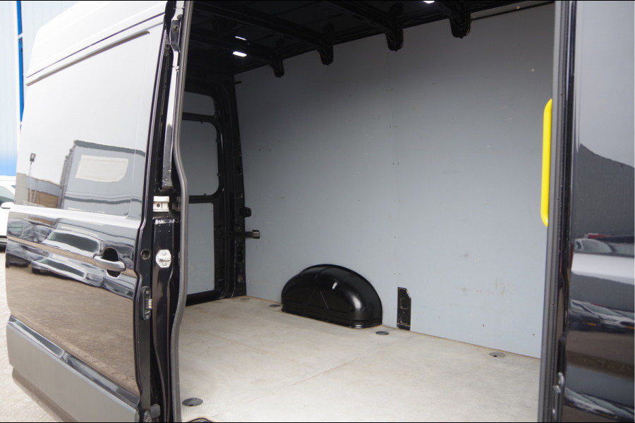 Volkswagen Crafter 35 2.0 TDI L3H3(L2H2) 3-ZITS, 177PK AUT. LED, TREKHAAK, GEV. ERGO ACTIVE STOEL, CAMERA, AIRCO, MISTLAMPEN