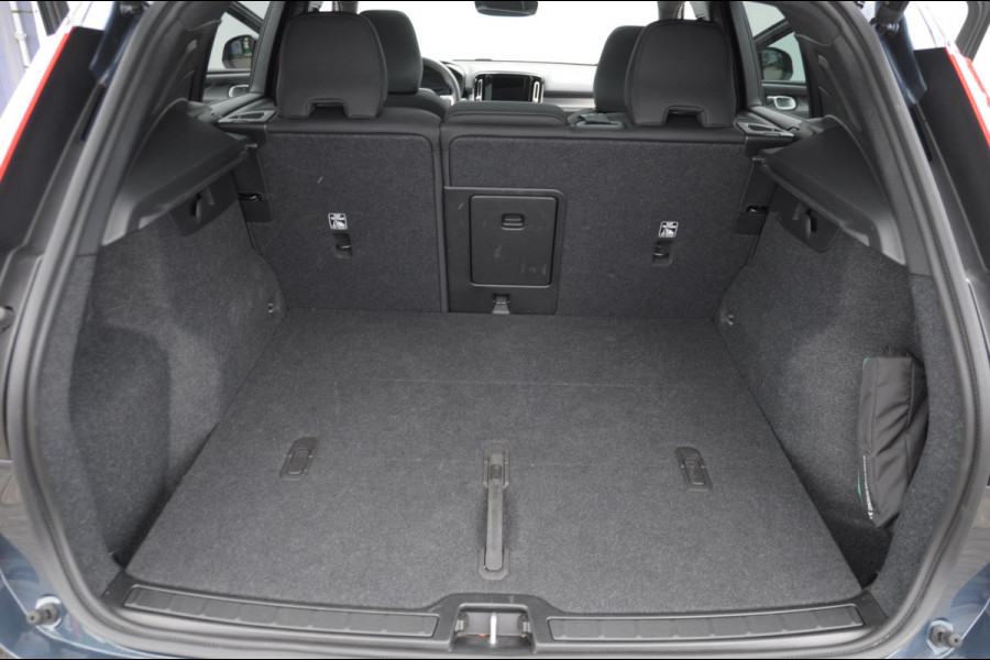 Volvo EX40 Single Motor Extended Range Plus Black Ed. 82 kWh / DEMO LEX / Panoramadak / Apple Carplay / Android Auto / Harman kardon audio / Adaptive cruise control / Pilot assist / Lichtmetalen velgen /