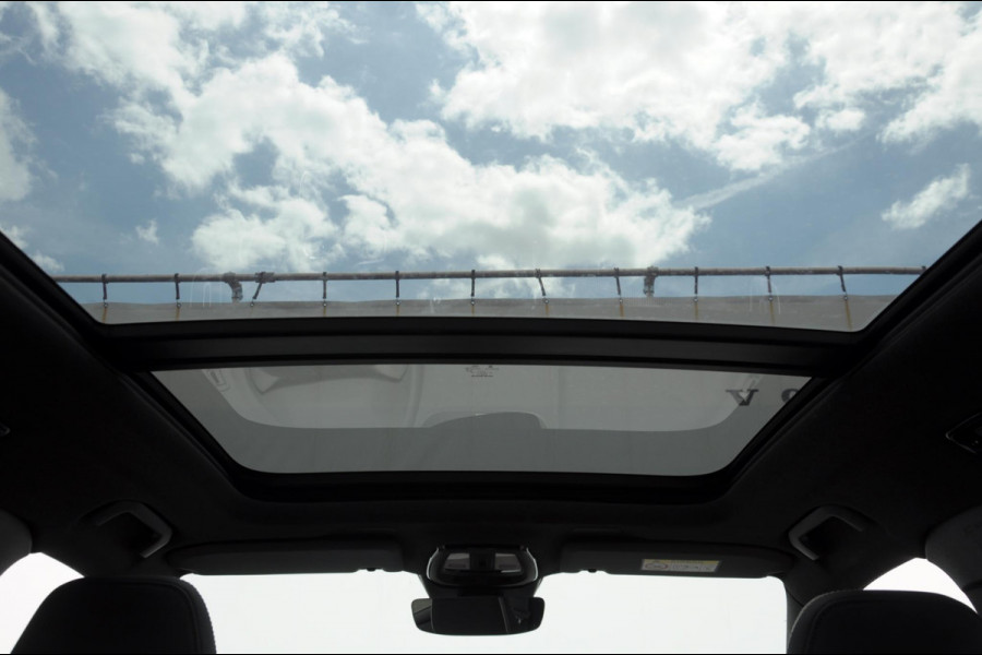 Volvo EX40 Single Motor Extended Range Plus Black Ed. 82 kWh / DEMO LEX / Panoramadak / Apple Carplay / Android Auto / Harman kardon audio / Adaptive cruise control / Pilot assist / Lichtmetalen velgen /
