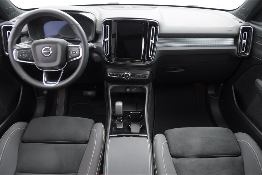 Volvo EX40 Single Motor Extended Range Plus Black Ed. 82 kWh / DEMO LEX / Panoramadak / Apple Carplay / Android Auto / Harman kardon audio / Adaptive cruise control / Pilot assist / Lichtmetalen velgen /