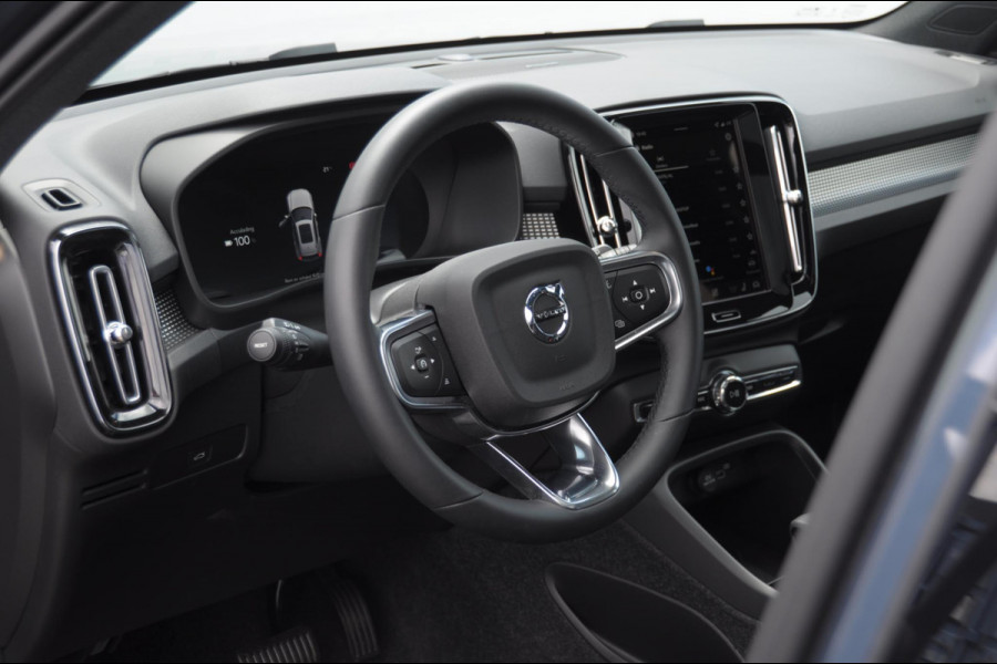 Volvo EX40 Single Motor Extended Range Plus Black Ed. 82 kWh / DEMO LEX / Panoramadak / Apple Carplay / Android Auto / Harman kardon audio / Adaptive cruise control / Pilot assist / Lichtmetalen velgen /