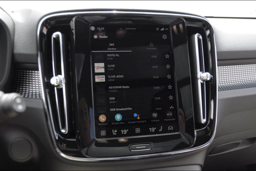 Volvo EX40 Single Motor Extended Range Plus Black Ed. 82 kWh / DEMO LEX / Panoramadak / Apple Carplay / Android Auto / Harman kardon audio / Adaptive cruise control / Pilot assist / Lichtmetalen velgen /