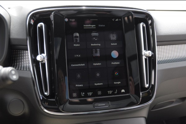 Volvo EX40 Single Motor Extended Range Plus Black Ed. 82 kWh / DEMO LEX / Panoramadak / Apple Carplay / Android Auto / Harman kardon audio / Adaptive cruise control / Pilot assist / Lichtmetalen velgen /