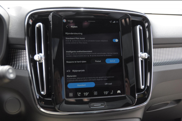 Volvo EX40 Single Motor Extended Range Plus Black Ed. 82 kWh / DEMO LEX / Panoramadak / Apple Carplay / Android Auto / Harman kardon audio / Adaptive cruise control / Pilot assist / Lichtmetalen velgen /